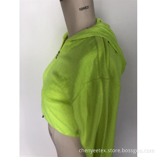 Fluoreszierendes kurzes Oberteil mit Kapuze